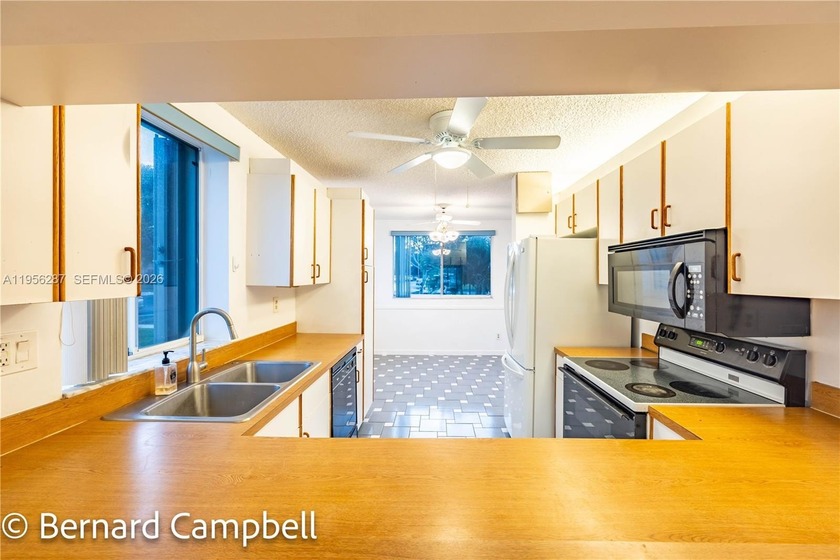 1st FLOOR CORNER UNIT in a newer building. Welcome to the Devon - Beach Condo for sale in Tamarac, Florida on Beachhouse.com