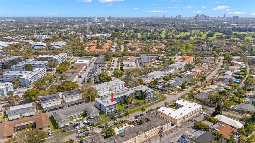 Welcome to this warm and inviting corner unit offering fantastic - Beach Condo for sale in Hollywood, Florida on Beachhouse.com