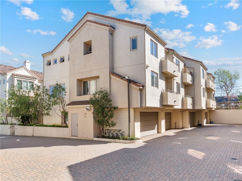 This rare end-unit townhome offers 4 bedrooms and 3.5 bathrooms - Beach Townhome/Townhouse for sale in El Segundo, California on Beachhouse.com