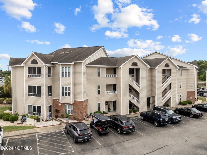 Welcome to Paradise Cove in Carolina Beach! This spacious - Beach Condo for sale in Carolina Beach, North Carolina on Beachhouse.com