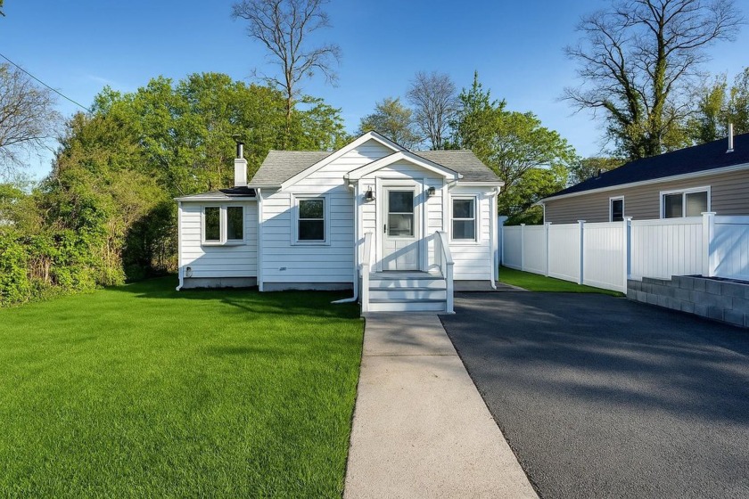 Charming and fully renovated ranch offering 2 bedrooms and 1 - Beach Home for sale in Mastic Beach, New York on Beachhouse.com