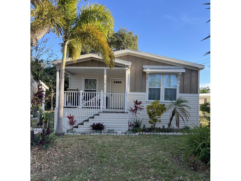 Great opportunity for this manufactured home in Palm Beach - Beach Home for sale in Palm Beach Gardens, Florida on Beachhouse.com
