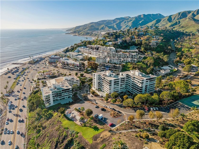 Residence 202 at the Edgewater Towers offers a rare opportunity - Beach Condo for sale in Pacific Palisades, California on Beachhouse.com