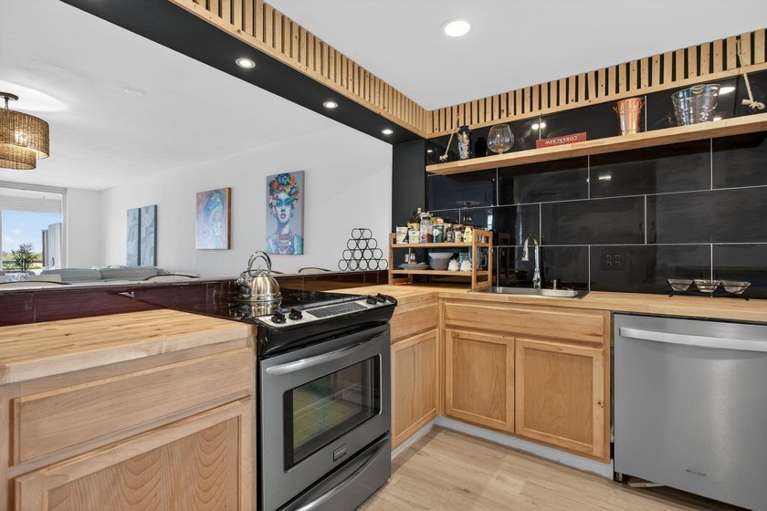 RARE 3 BR/ 2BA CORNER CONDO ON LAKE. IN PALM AIRE. ***SELLER TO - Beach Condo for sale in Pompano Beach, Florida on Beachhouse.com