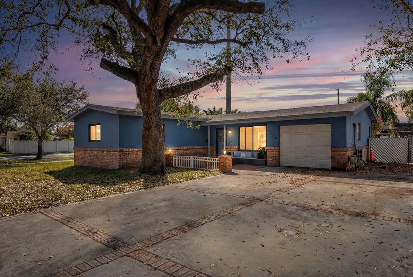 Come and see this beautiful 4 bedroom home, located in a great - Beach Home for sale in Hollywood, Florida on Beachhouse.com