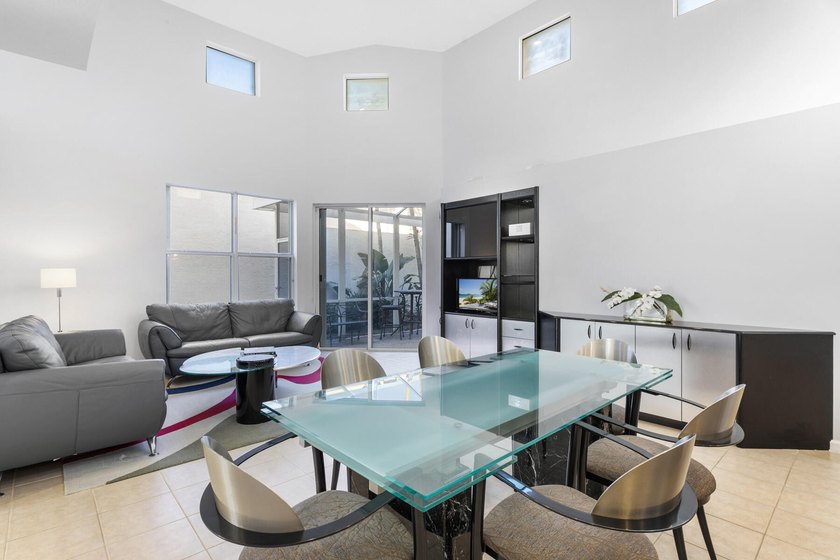 PRICED TO SELL! THIS TWO-STORY VILLA/TOWNHOME OFFERS A - Beach Townhome/Townhouse for sale in West Palm Beach, Florida on Beachhouse.com
