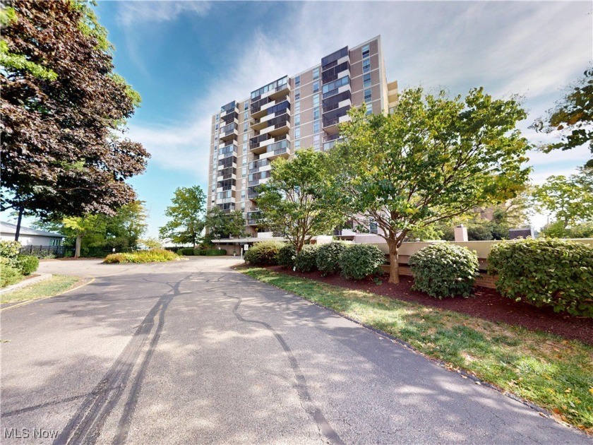 Come see this 2-bedroom, 1.5 bath condo unit with enclosed - Beach Condo for sale in Euclid, Ohio on Beachhouse.com