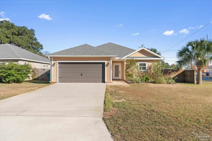 Move in Ready and sparkling clean!! Awesome location just 4 - Beach Home for sale in Mary Esther, Florida on Beachhouse.com