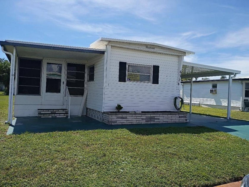 This beautifully maintained 2 bedroom, 2 bath home offers the - Beach Home for sale in Bradenton, Florida on Beachhouse.com
