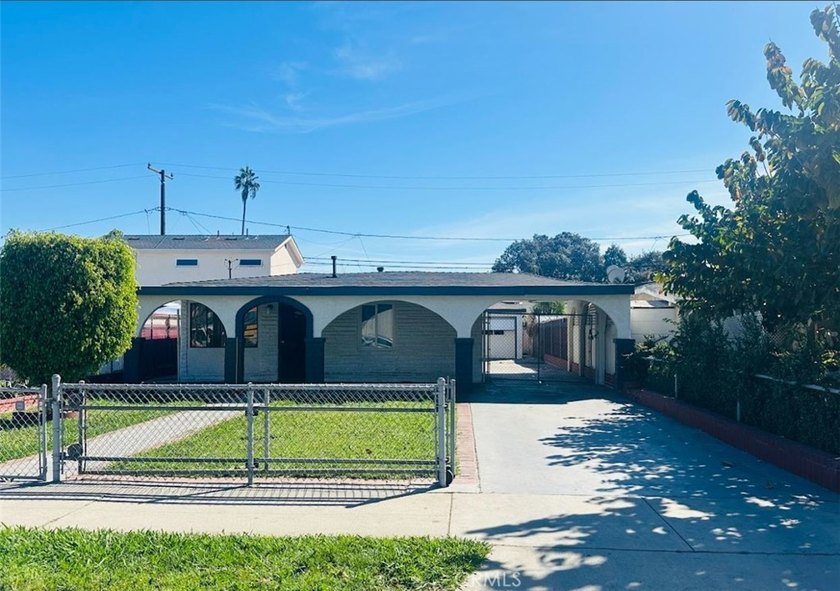 Investor / Fixer Opportunity in Long Beach! Rare chance to own a - Beach Home for sale in Long Beach, California on Beachhouse.com