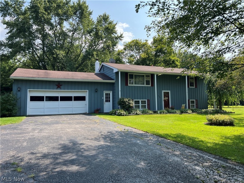 What a find.  4-bedroom, 1-bath bi-level on 3 lots with - Beach Home for sale in Ashtabula, Ohio on Beachhouse.com