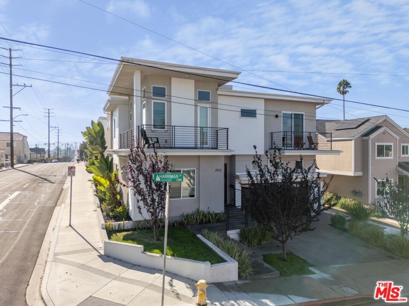 Prepare to be swept off your feet by this extraordinary home a - Beach Townhome/Townhouse for sale in Redondo Beach, California on Beachhouse.com