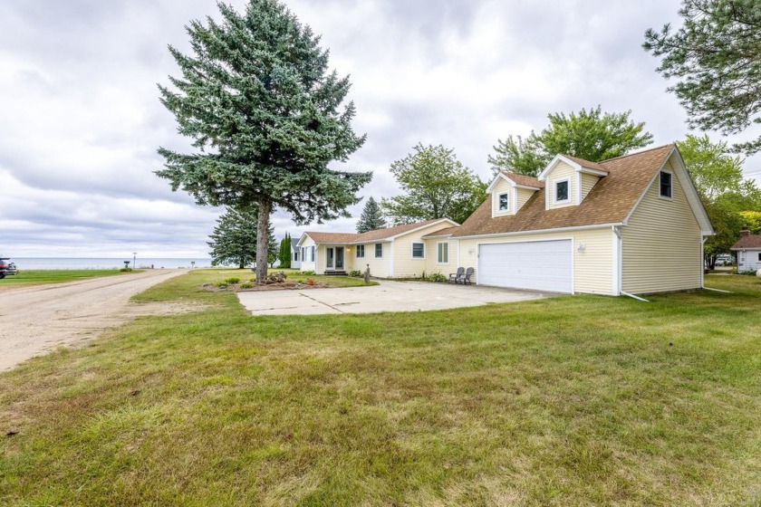 LAKE HURON VIEWS!!! Enjoy the best of EVERYTHING: Over 800 Ft of - Beach Home for sale in Deckerville, Michigan on Beachhouse.com