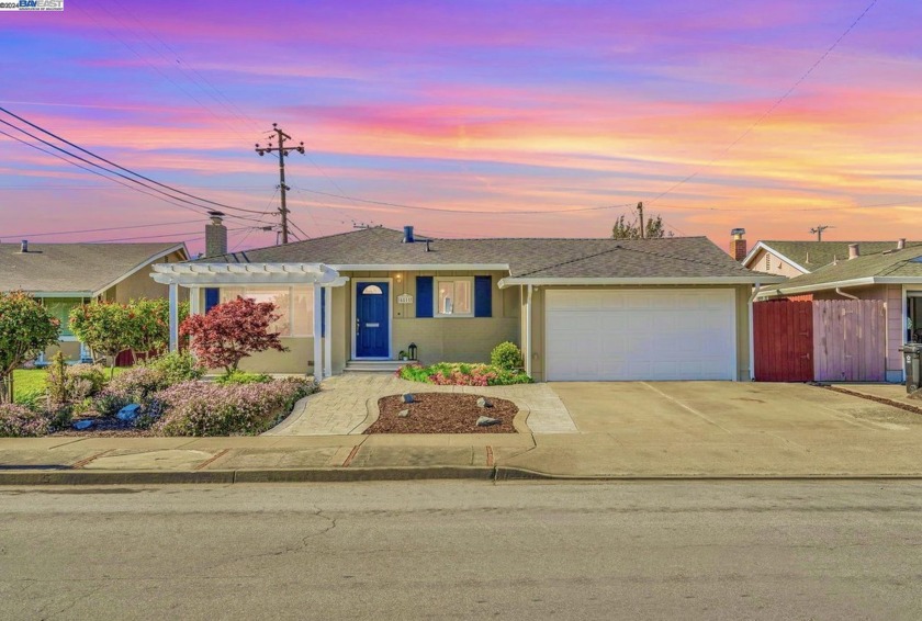EXTREMELY RARE OPPORTUNITY! This UPDATED Sundale beauty is ONE - Beach Home for sale in Fremont, California on Beachhouse.com