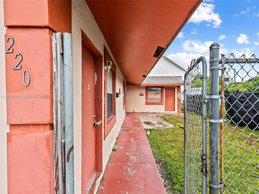 Pompano Beach Quadplex with amazing potential! Units are in need - Beach Townhome/Townhouse for sale in Pompano Beach, Florida on Beachhouse.com