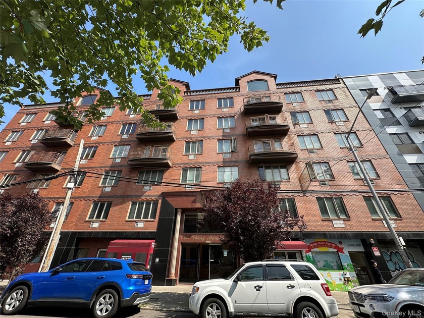 prime location Flushing spacious 1br good size and layout - Beach Condo for sale in Flushing, New York on Beachhouse.com