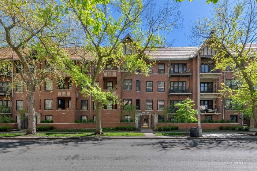 Vintage charm meets practicality in this top-floor spacious - Beach Home for sale in Chicago, Illinois on Beachhouse.com