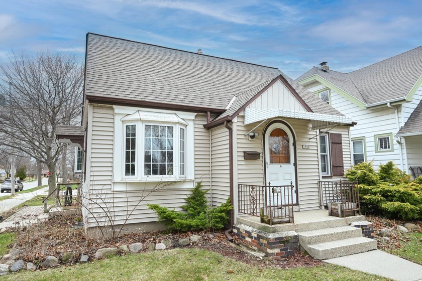 Fantastic Cudahy 3 bedroom home ready for its next owner! This - Beach Home for sale in Cudahy, Wisconsin on Beachhouse.com