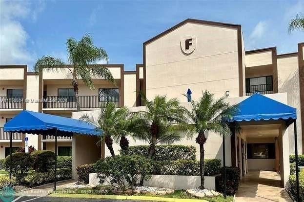 Move-in ready first-floor condo on the lake. This 2-bedroom - Beach Condo for sale in Tamarac, Florida on Beachhouse.com