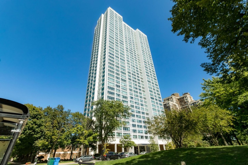 Come home to the warm embrace of this sunny corner unit - Beach Home for sale in Chicago, Illinois on Beachhouse.com