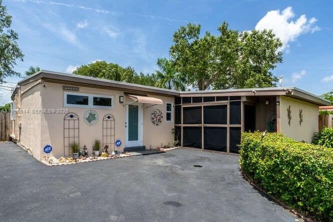 Beautifully renovated 3-bed, 2-bath home in sought-after - Beach Home for sale in Fort Lauderdale, Florida on Beachhouse.com