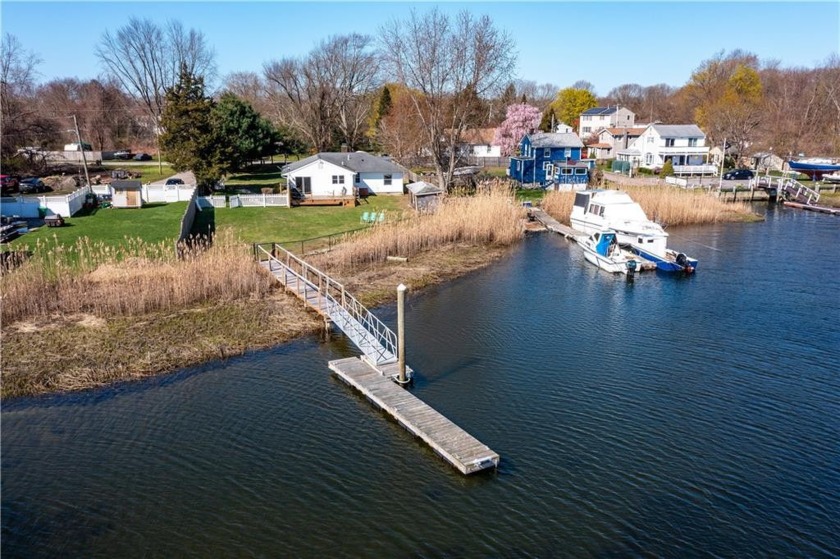 Spectacular waterfront opportunity! 4 lots included in rare - Beach Home for sale in Warwick, Rhode Island on Beachhouse.com
