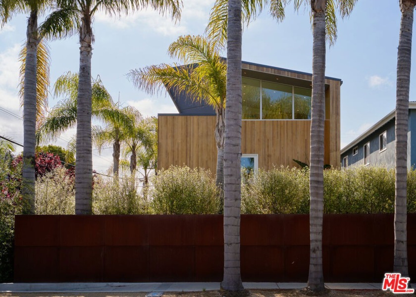 Price reduced and new photos added - Nexus House is an immersive - Beach Home for sale in Venice, California on Beachhouse.com