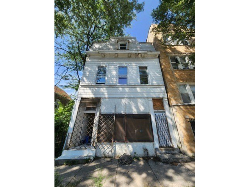 INVESTORS WELCOME!   IN NEED OF A COMPLETE REHAB.  BRICK COACH - Beach Home for sale in Chicago, Illinois on Beachhouse.com