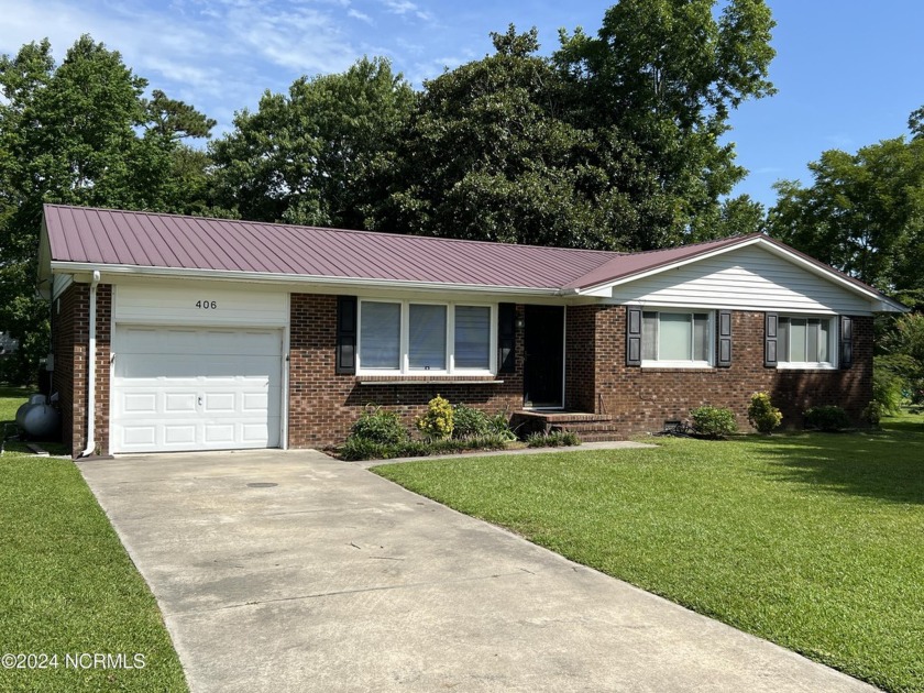 SUPER Solid single floor, all brick/metal roof 3br/2ba home in - Beach Home for sale in Swansboro, North Carolina on Beachhouse.com