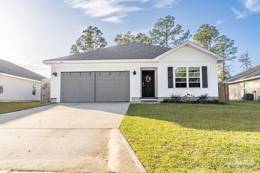 A Beautiful almost brand new 3 bedroom 2 bath Aldridge floor - Beach Home for sale in Pensacola, Florida on Beachhouse.com