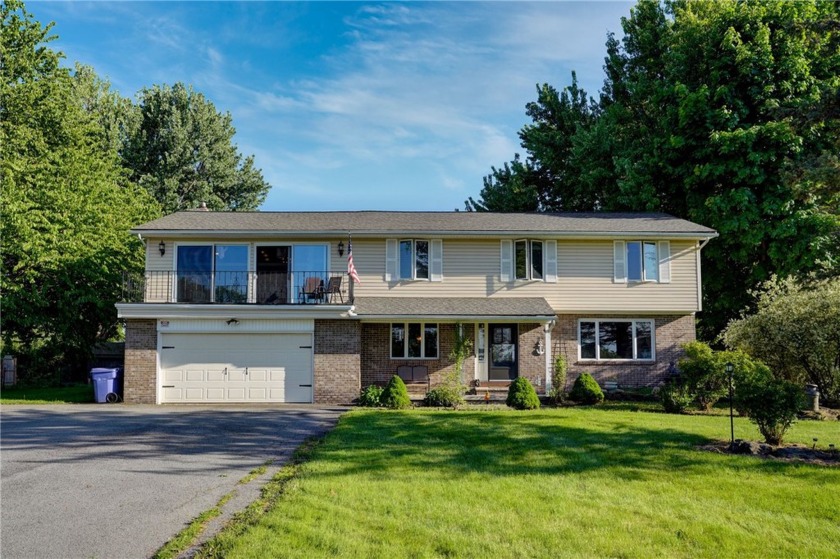 WOW. You gotta see this one. 5 bdrm, 3 bath Colonial w/Stunning - Beach Home for sale in Ontario, New York on Beachhouse.com