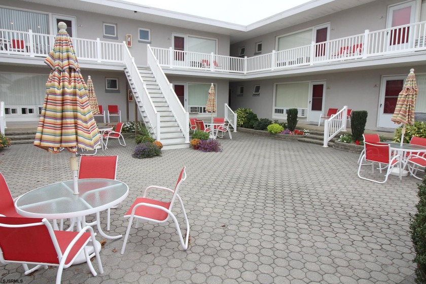 A lovely Stone Harbor Beach Retreat is waiting for you. The - Beach Condo for sale in Stone Harbor, New Jersey on Beachhouse.com