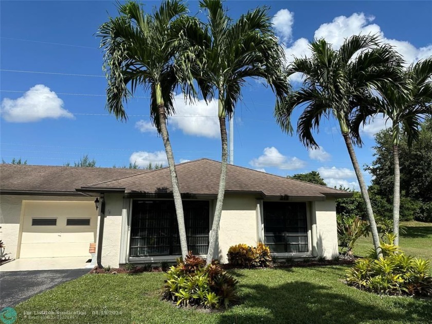 Welcome to this delightful 2 bedroom 2 bathroom villa located in - Beach Condo for sale in Boynton Beach, Florida on Beachhouse.com