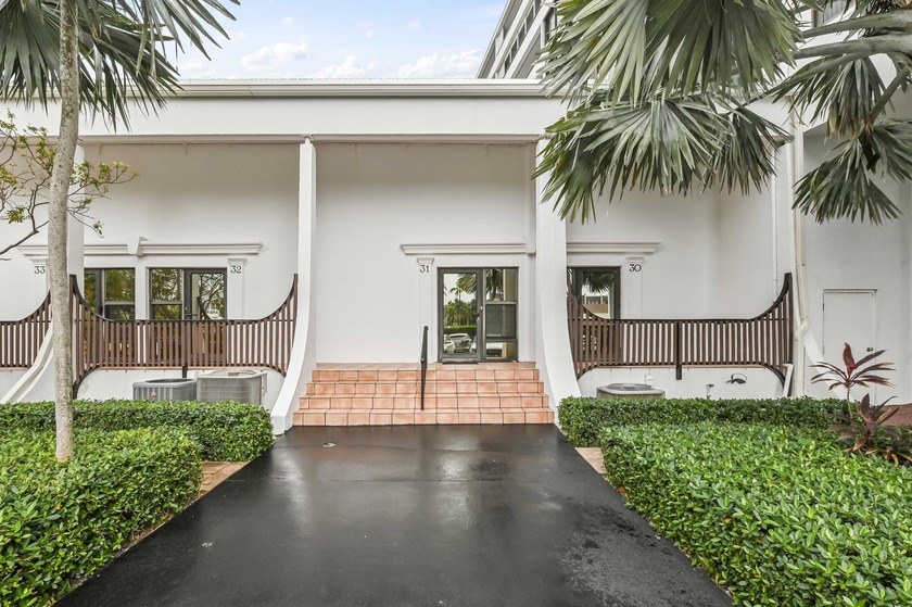 Sunlit 1-bed, 2-bath condo in Mayfair House, ideally situated in - Beach Condo for sale in South Palm Beach, Florida on Beachhouse.com