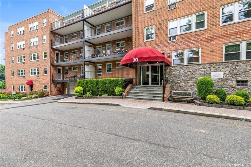 Welcome to this spacious, newly renovated diamond 1 bedroom in - Beach Home for sale in Glen Cove, New York on Beachhouse.com
