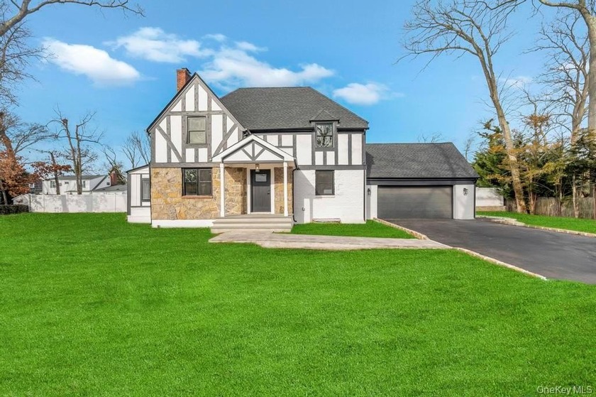 Set on a rare double lot in the Nassau Shores section of - Beach Home for sale in Massapequa, New York on Beachhouse.com