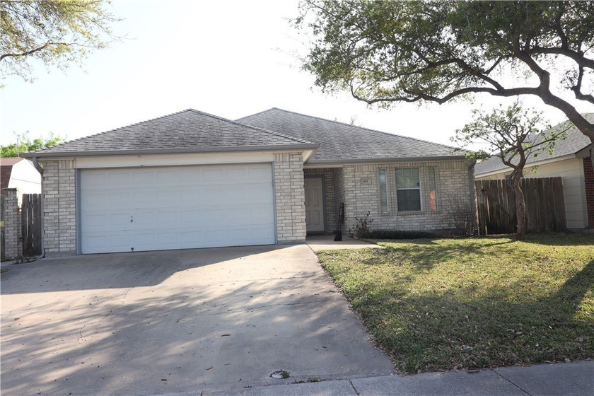 This well maintained home is move-in ready! Primary suite has - Beach Home for sale in Corpus Christi, Texas on Beachhouse.com