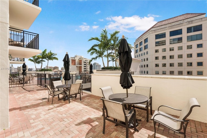 Rare opportunity!!! This gorgeous apartment with 3 bedrooms and - Beach Condo for sale in Coral Gables, Florida on Beachhouse.com