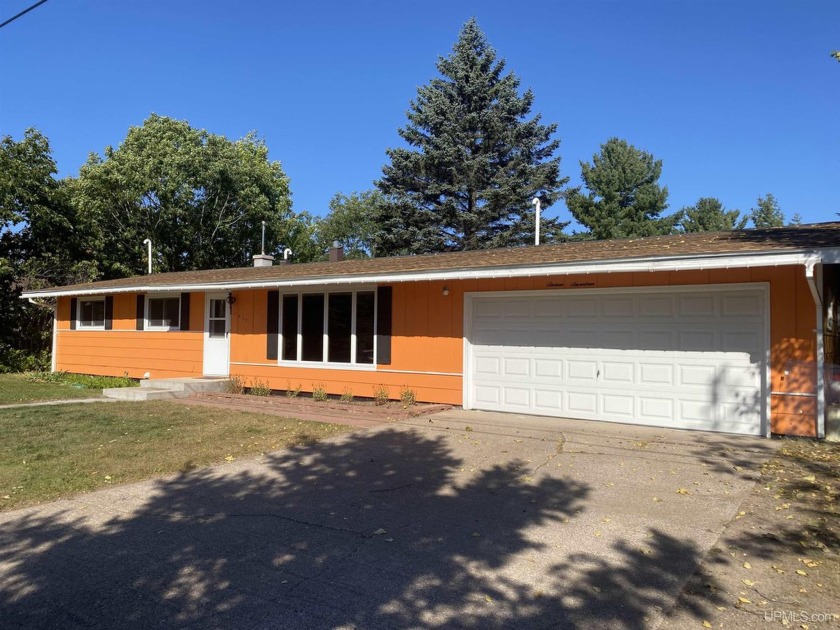 Great location for this 3 bedroom 3 bath home.  Enter into the - Beach Home for sale in Hancock, Michigan on Beachhouse.com