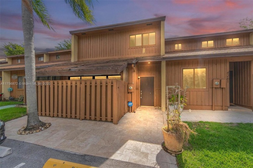 Unlock the potential in this spacious townhome with lake view - Beach Townhome/Townhouse for sale in Davie, Florida on Beachhouse.com