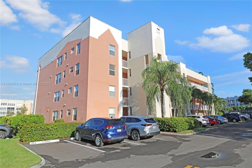 Immaculate 1st-floor unit in HOPA verified 55+ community. This - Beach Condo for sale in Sunrise, Florida on Beachhouse.com