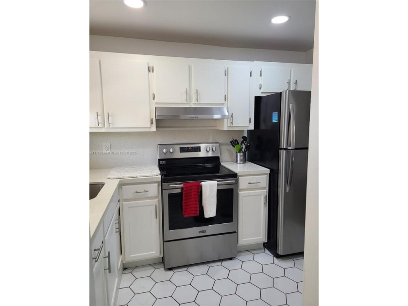 Beautiful condo super clean, 2B/2B with a gorgeous lake view!! - Beach Condo for sale in Sunrise, Florida on Beachhouse.com