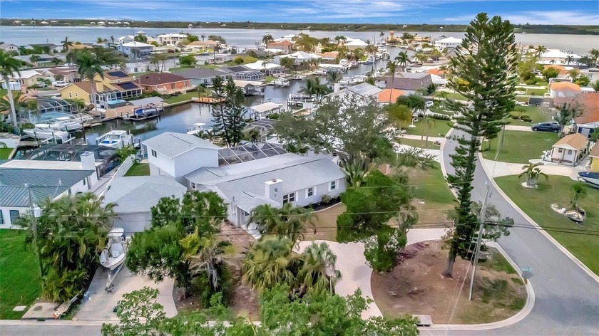 This spacious and bright residence, situated on a generous - Beach Home for sale in Palmetto, Florida on Beachhouse.com
