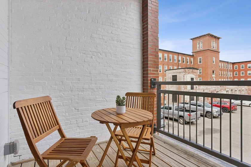 A fantastic two-bedroom, two-bath condo featuring a sun-filled - Beach Condo for sale in Biddeford, Maine on Beachhouse.com