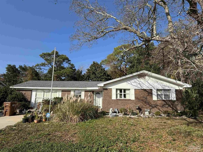 This charming 3 bedrooms, 2 full bathrooms classic Gulf Breeze - Beach Home for sale in Gulf Breeze, Florida on Beachhouse.com