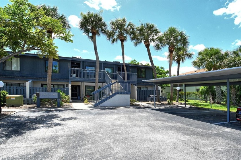 Lakeside Club of Sarasota, move-in ready! This spacious - Beach Condo for sale in Sarasota, Florida on Beachhouse.com