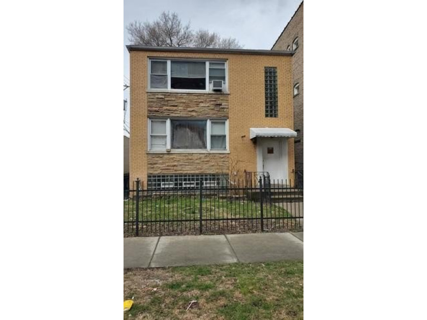 West Ridge/West Rogers Park neighborhood. Brick 3-LEGAL units - Beach Home for sale in Chicago, Illinois on Beachhouse.com