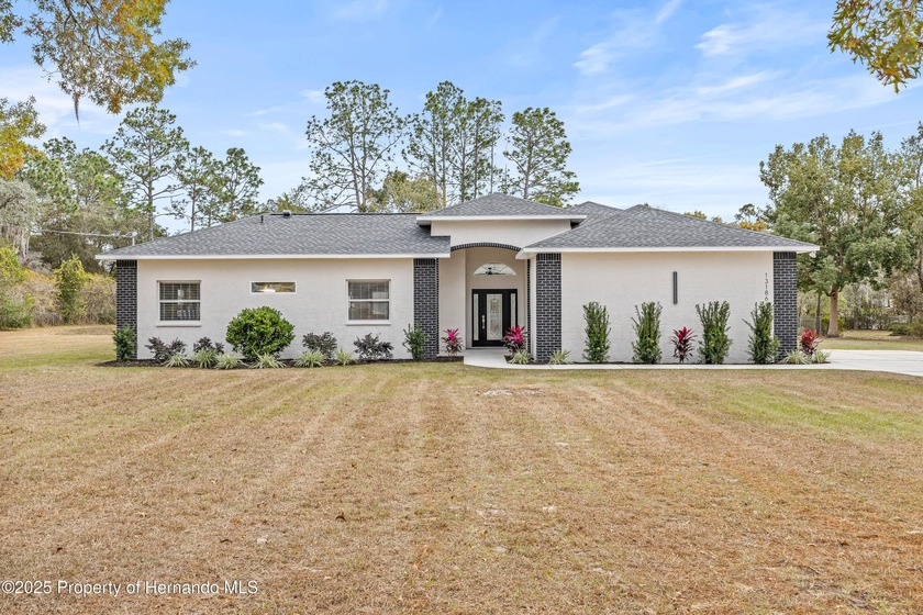 Don't sleep on this one!! Welcome to your dream retreat-an - Beach Home for sale in Spring Hill, Florida on Beachhouse.com