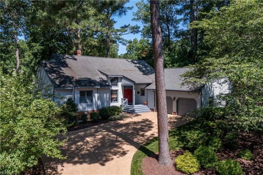 Situated on a beautiful cul-de-sac lot on the 11th green of the - Beach Home for sale in Williamsburg, Virginia on Beachhouse.com