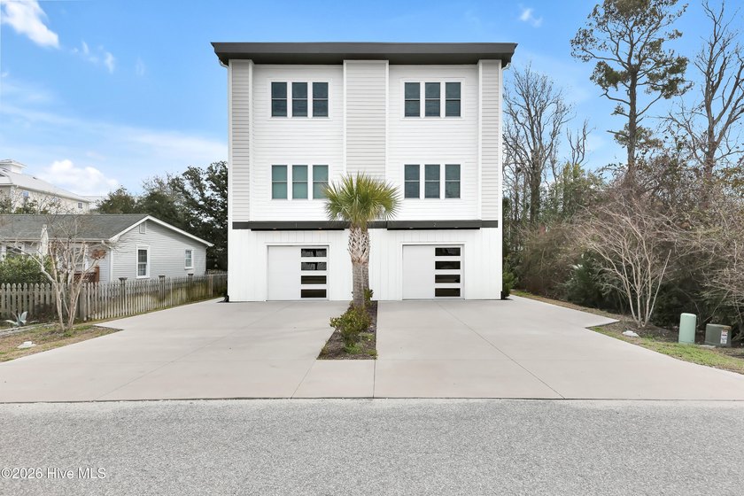 Welcome to this beautifully built 2023 townhome in the heart of - Beach Townhome/Townhouse for sale in Carolina Beach, North Carolina on Beachhouse.com